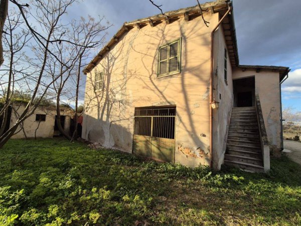 casa indipendente in vendita a Nocciano in zona Collina