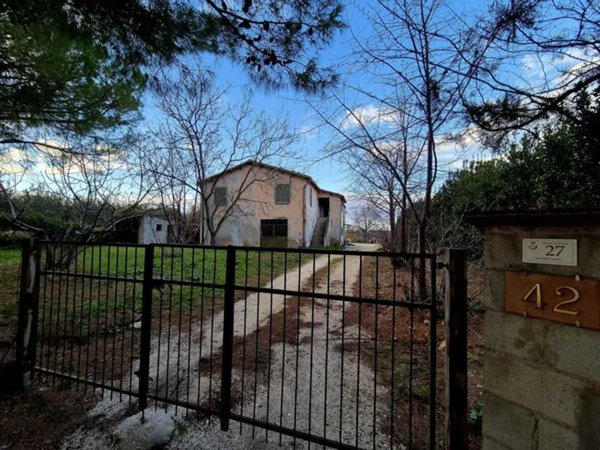 casa indipendente in vendita a Nocciano in zona Collina