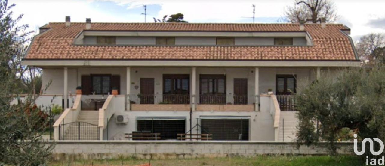 casa indipendente in vendita a Nocciano