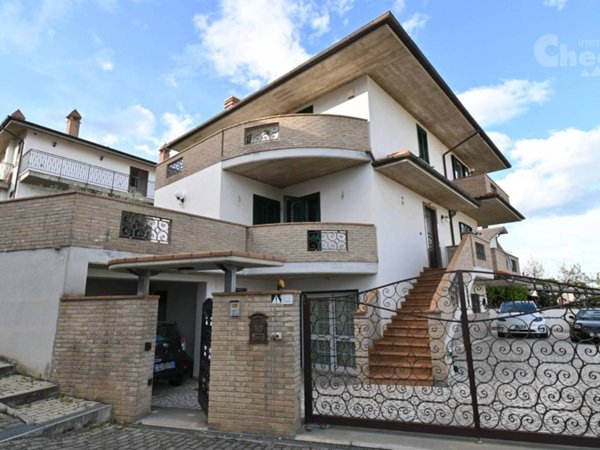 casa indipendente in vendita a Nocciano
