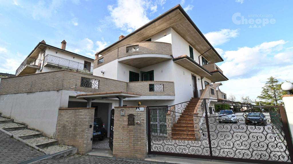 casa indipendente in vendita a Nocciano