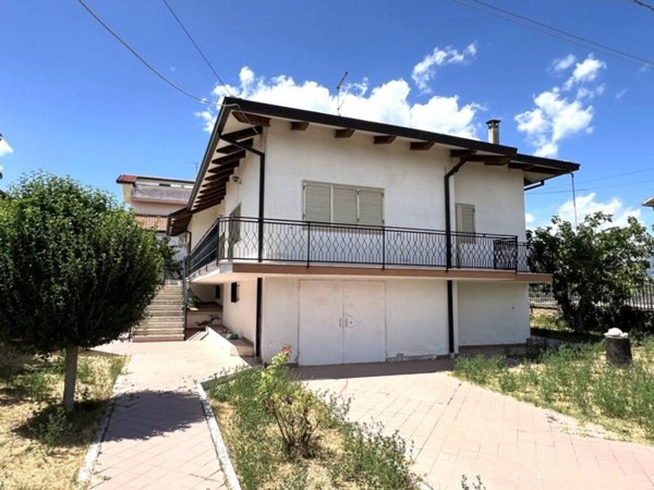 casa indipendente in vendita a Nocciano