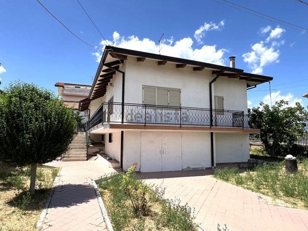 casa indipendente in vendita a Nocciano