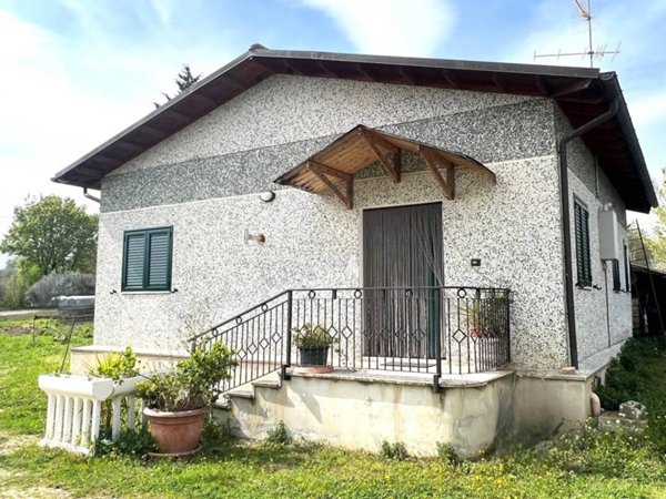casa indipendente in vendita a Nocciano in zona Casali