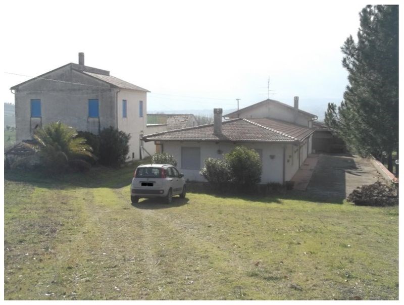 casa indipendente in vendita a Nocciano
