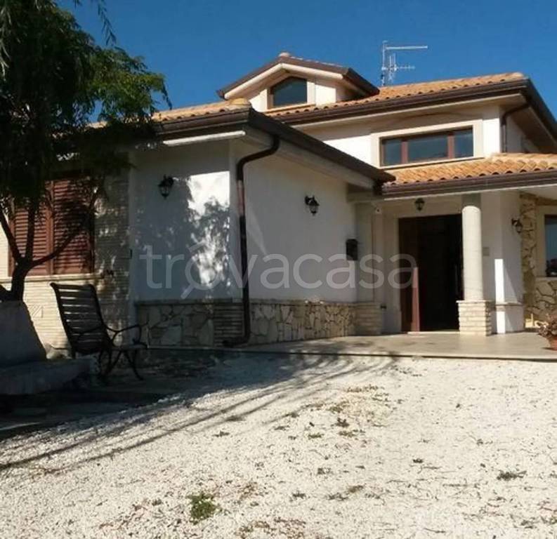casa indipendente in vendita a Nocciano