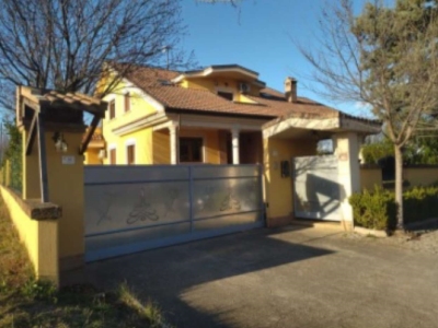 casa indipendente in vendita a Nocciano in zona Fonteschiavo