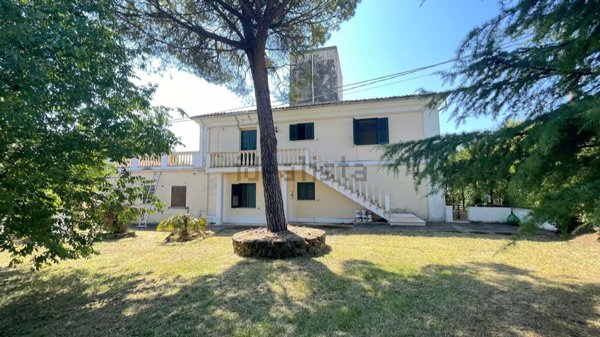 casa indipendente in vendita a Nocciano