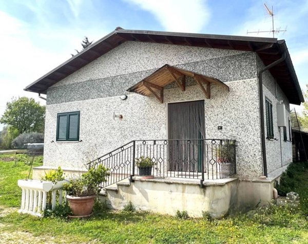 casa indipendente in vendita a Nocciano in zona Casali