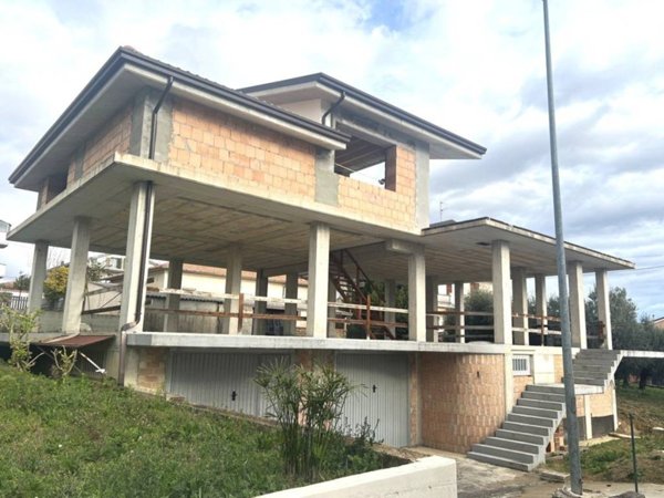 casa indipendente in vendita a Nocciano