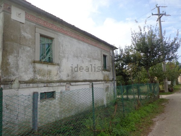 casale in vendita a Nocciano