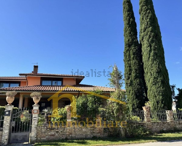 casa indipendente in vendita a Nocciano in zona Collina