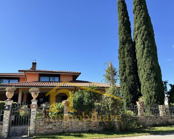 casa indipendente in vendita a Nocciano in zona Collina