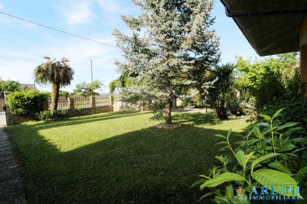 casa indipendente in vendita a Nocciano in zona Collina