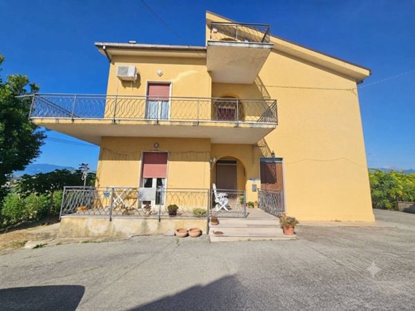appartamento in vendita a Nocciano in zona Collina