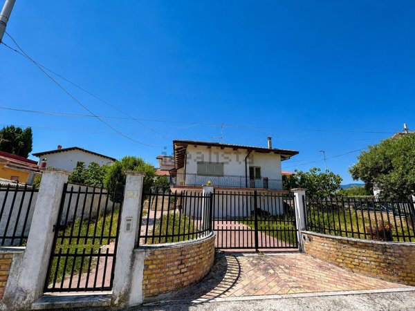 casa indipendente in vendita a Nocciano in zona Collina