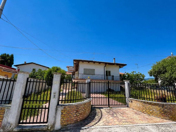casa indipendente in vendita a Nocciano in zona Collina