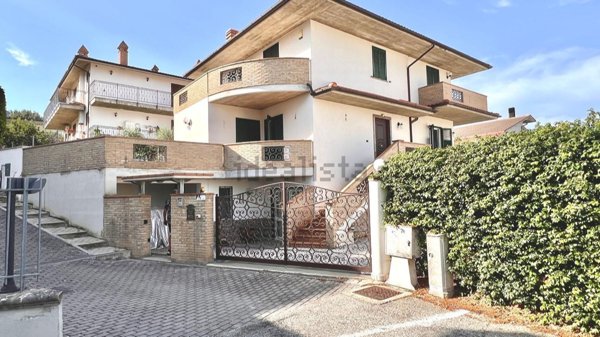 casa indipendente in vendita a Nocciano in zona Collina