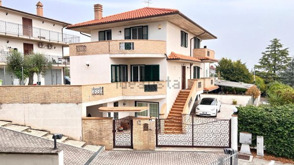 casa indipendente in vendita a Nocciano in zona Collina