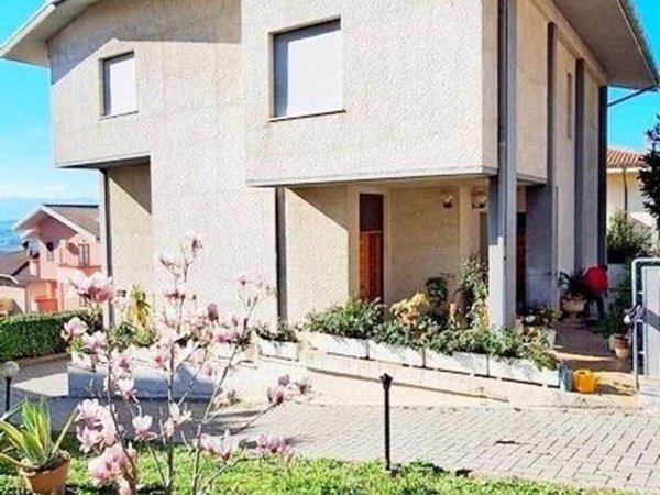 casa indipendente in vendita a Penne