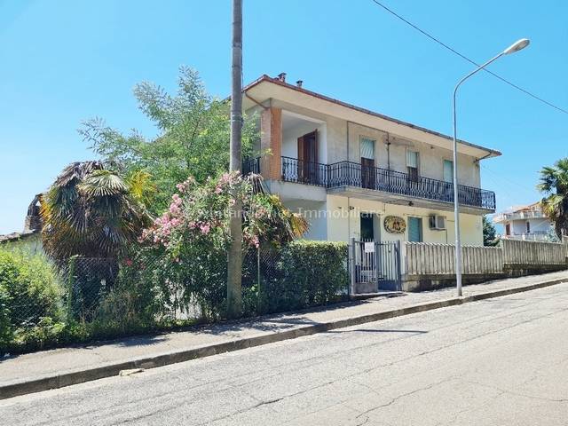 casa indipendente in vendita a Penne