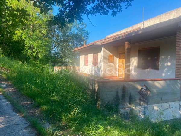 casa indipendente in vendita a Penne in zona Roccafinadamo