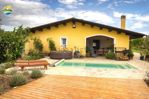 casa indipendente in vendita a Penne in zona Casale