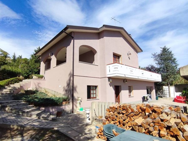 casa indipendente in vendita a Penne