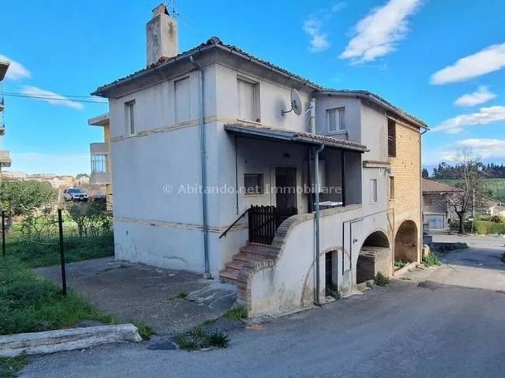 casa indipendente in vendita a Penne in zona Porta Caldaia