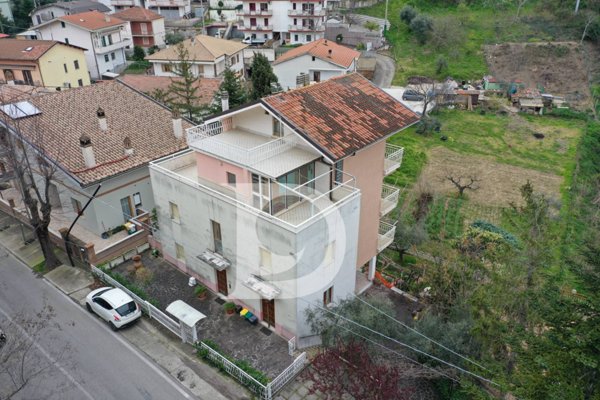 casa indipendente in vendita a Penne in zona Porta Caldaia