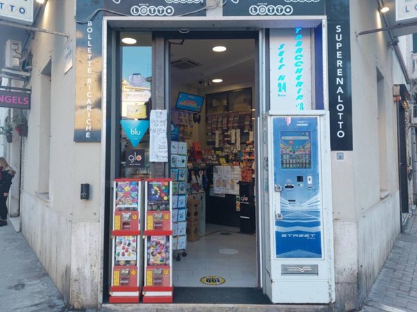 negozio in vendita a Pescara in zona Centro Città