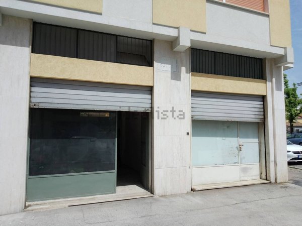 locale commerciale in vendita a Pescara
