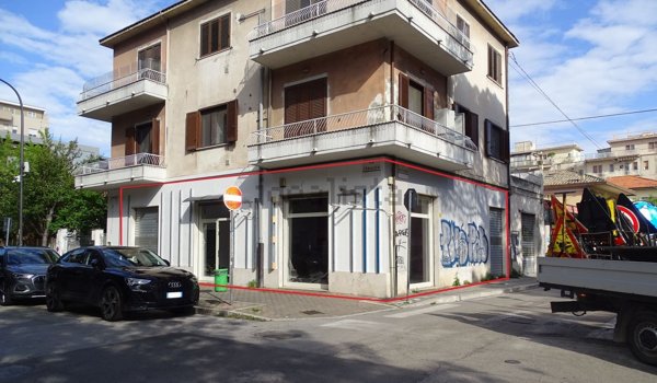 locale commerciale in vendita a Pescara