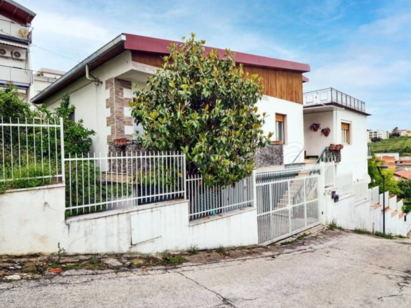 casa indipendente in vendita a Pescara in zona Colle Innamorati