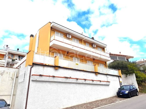 casa indipendente in vendita a Pescara in zona Colle Scorrano