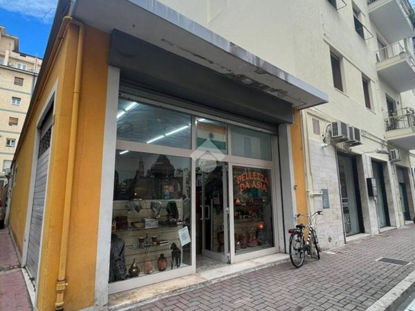 negozio in vendita a Pescara in zona Centro Città
