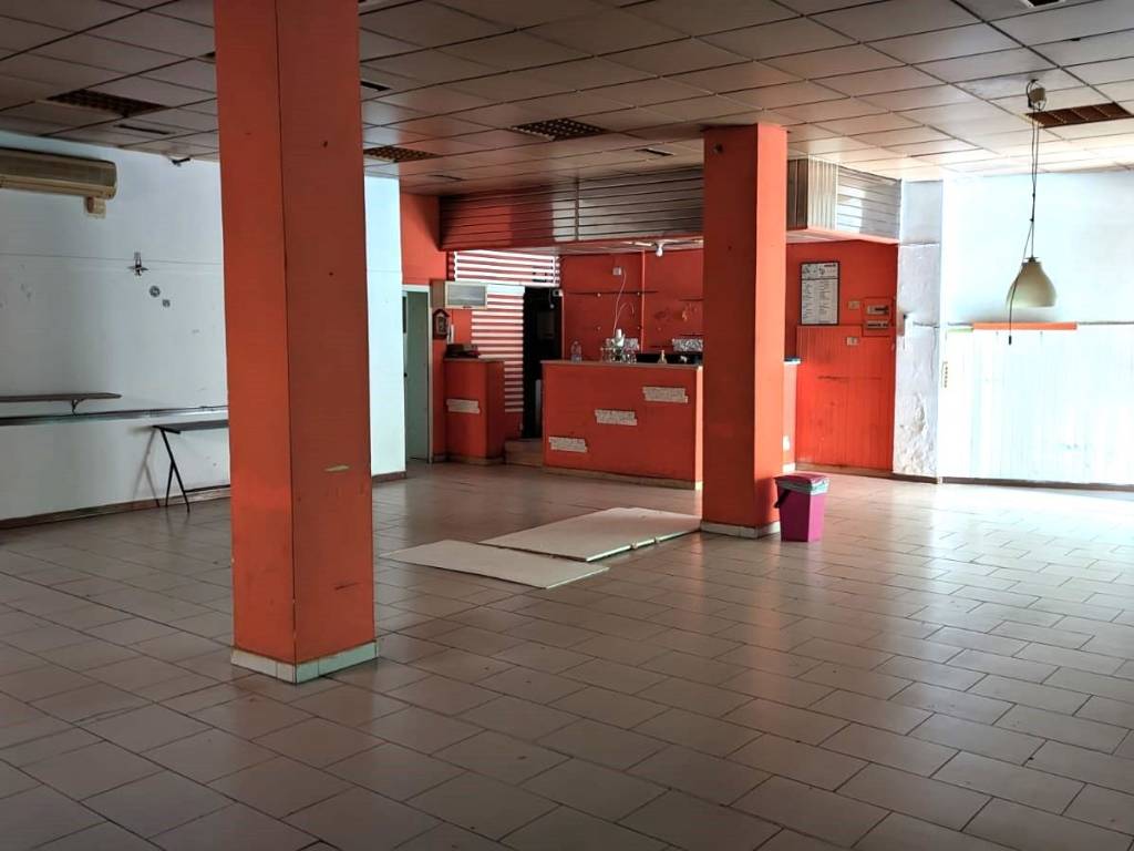 negozio in vendita a Pescara in zona Porta Nuova