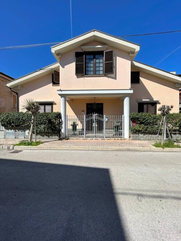 casa indipendente in vendita a Pescara in zona Centro Città
