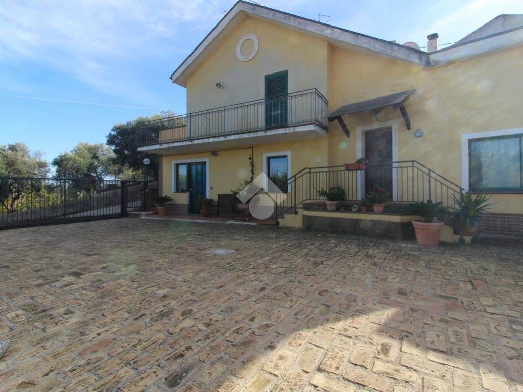 casa indipendente in vendita a Pescara in zona Ospedale