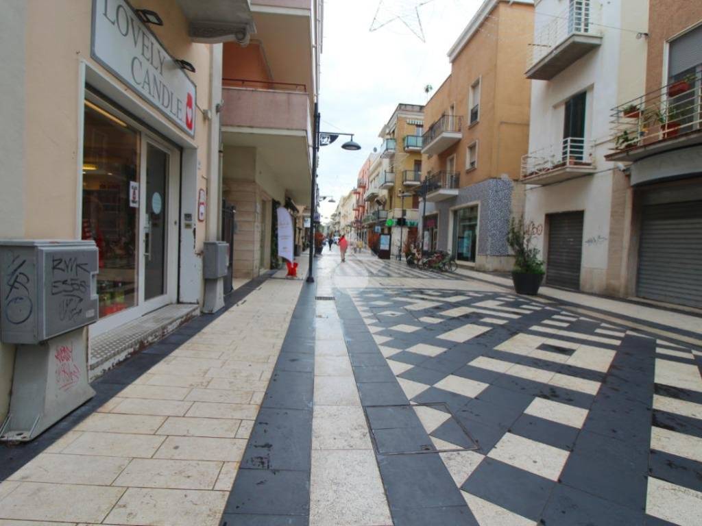 negozio in vendita a Pescara in zona Centro Città