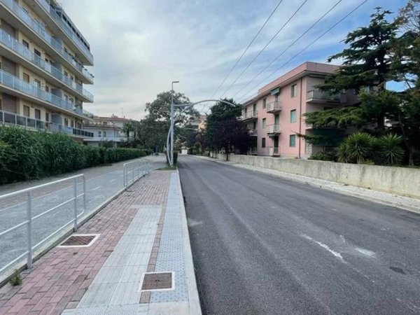 negozio in vendita a Pescara in zona Centro Città