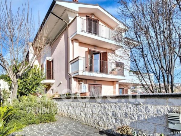 casa indipendente in vendita a Pescara in zona Ospedale