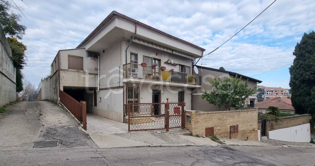 casa indipendente in vendita a Pescara in zona Colle Scorrano