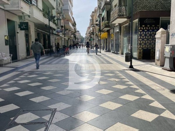 negozio in vendita a Pescara in zona Centro Città