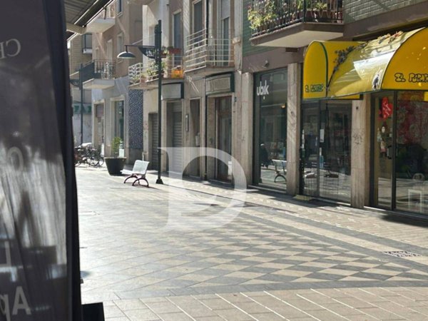 locale commerciale in vendita a Pescara in zona Centro Città