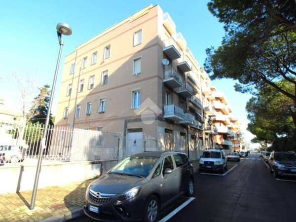 negozio in vendita a Pescara in zona Pineta
