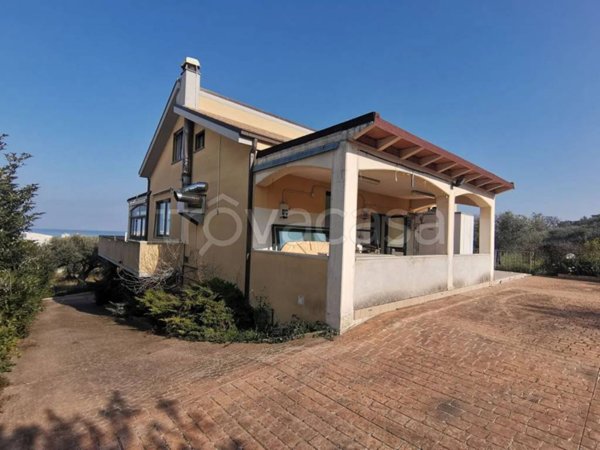 negozio in vendita a Pescara in zona Colle Scorrano