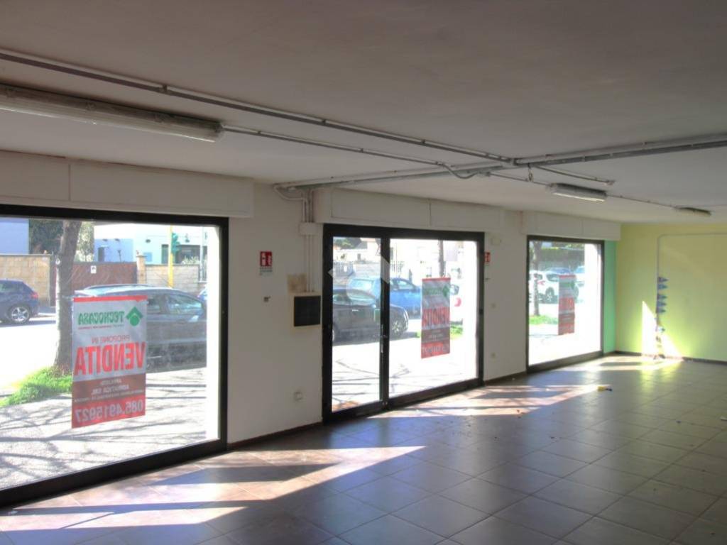 negozio in vendita a Pescara in zona Castellammare