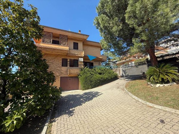 casa indipendente in vendita a Pescara in zona Ospedale