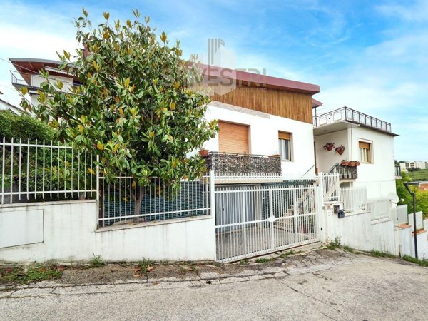 casa indipendente in vendita a Pescara